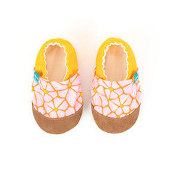 Pantoufles roses des champs de fleurs