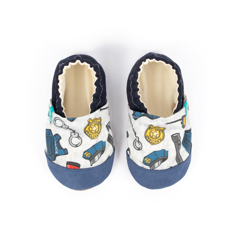 Les pantoufles d'enfant de la police