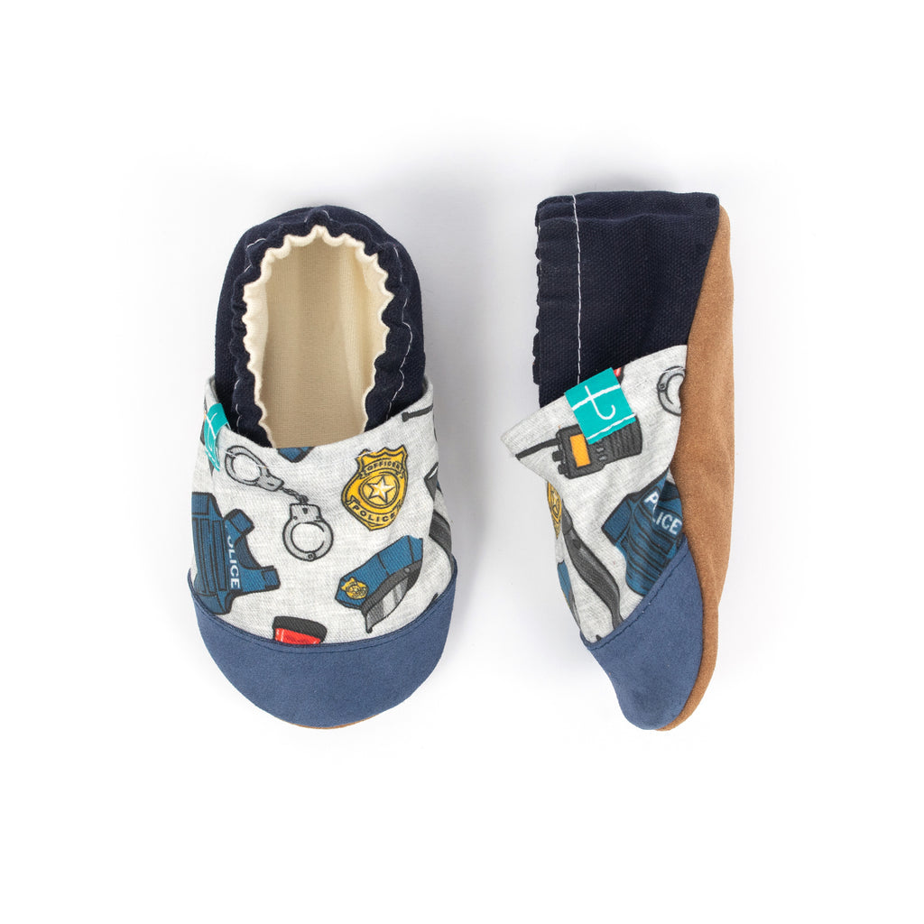 Les pantoufles d'enfant de la police