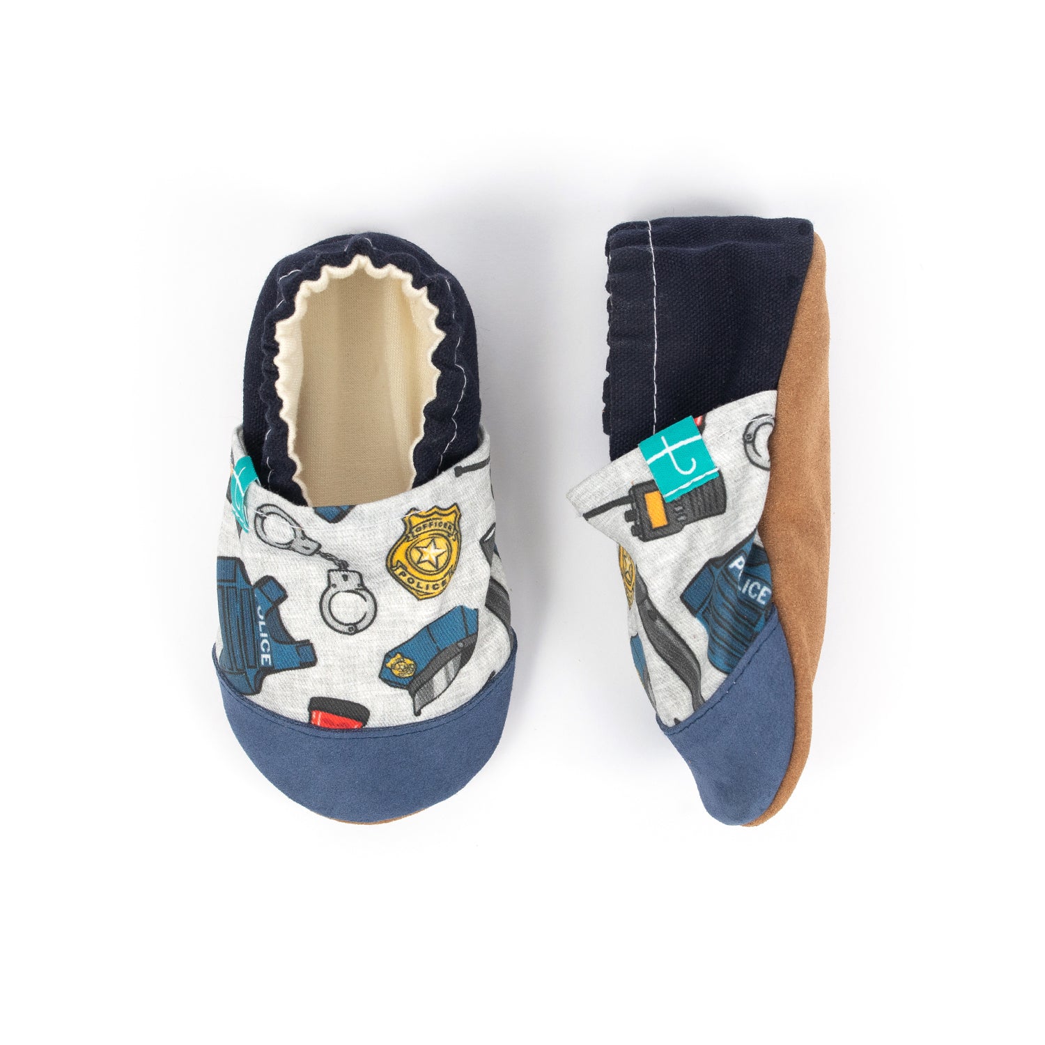 Les pantoufles d'enfant de la police